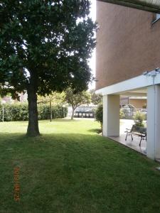 都灵圭多雷尼酒店的一座公园,旁边是树和长凳