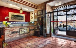 托莱多加利亚纳公主酒店的一间砖墙餐厅和一间酒吧
