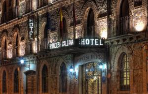 托莱多加利亚纳公主酒店的一座在晚上标有酒店标志的建筑