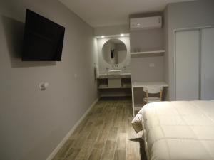 圣路易斯Cala hotel boutique的一间卧室配有床、水槽和镜子