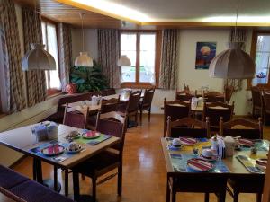 伦克加尼阿尔盆鲁酒店的餐厅内带桌椅的用餐室