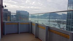 香港IW酒店的享有海港景色的建筑阳台