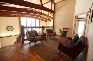 泊鲁Seesaw's Lodge的客厅配有椅子和桌子