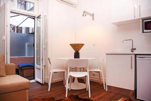里斯本福利斯特公寓的小厨房以及带桌椅的用餐室。