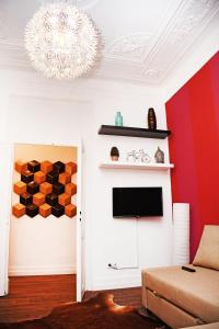 里斯本福利斯特公寓的一间带电视和红色墙壁的客厅