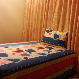 普卡尔帕Cáyamahue Guest House的窗帘旁带枕头的床