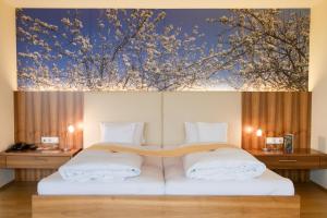 里格斯堡里格斯酒店的一间卧室配有一张壁画床