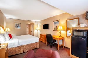 阿林顿罗斯林吉玛红狮酒店 的配有一张床和一张书桌的酒店客房