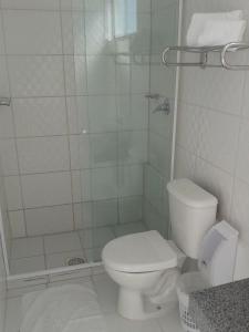 巴热Dalle Hotel的白色的浴室设有卫生间和淋浴。