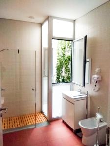 波瓦-迪瓦尔津Banho de Mar的带淋浴、盥洗盆和卫生间的浴室