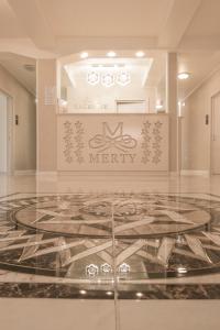 康斯坦察Hotel Merty的大堂设有博物馆标志和玻璃地板