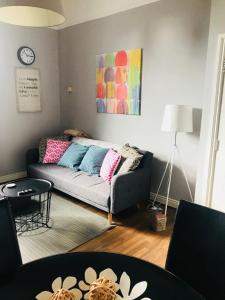都柏林City Centre Georgian Apartment的客厅配有带色彩缤纷枕头的沙发