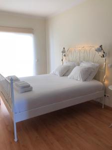 奥良Mar e Arte的卧室配有白色的床铺和白色的枕头