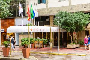 里约热内卢伊帕内玛佛蒙特酒店的大楼前有旗帜的商店