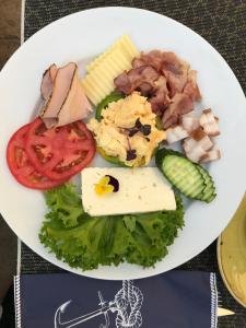 亚历山德里亚Hotel Edma的桌上的盘子,包括奶酪和蔬菜