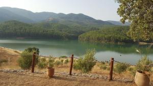 Aïn Bou MahdiRelais De Tahla的享有以山脉为背景的湖泊美景