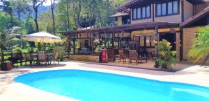 新弗里堡Arara Azul的房屋前有游泳池的房子