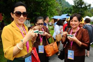 Kampong Jawa珊迪卡假日公园的一群女性在看手机