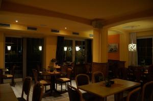 温特贝格索奈克酒店的餐厅设有桌椅和窗户。