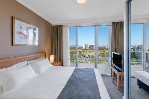 堪培拉Nesuto Canberra的一间酒店客房,配有一张床和一台电视