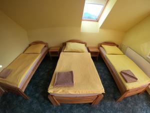 利普托斯基米库拉斯Apartment Amy的一间小房间设有三张床,设有窗户