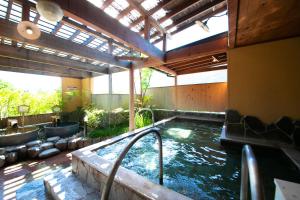 由布市汤布院山水馆日式旅馆的一座带热水浴缸的大楼内的游泳池