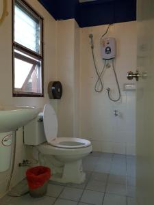清迈红砖旅舍的一间带卫生间和水槽的浴室