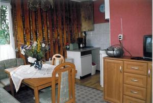 LindigFerienhaus "Eierkuchen"的一个带桌子的小厨房、一个带桌子的厨房和一个厨房