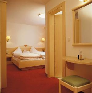朗根费尔德拉维塔旅馆的酒店客房,配有床和镜子
