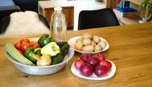 科巴里德ecoHouse FURLAN - Apartment PINJA的木桌上放着三碗水果和蔬菜