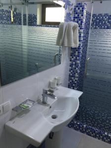 YusufkhonaGreen Canyon Uzbekistan的浴室配有白色水槽和淋浴。