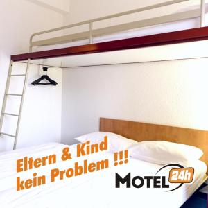 汉诺威汉诺威24小时汽车旅馆的卧室内的一张双层床,带梯子