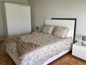 马亚Destiny Oporto的一间卧室配有一张带毯子和枕头的床。