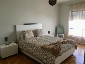 马亚Destiny Oporto的一间卧室设有一张大床和一个窗户。