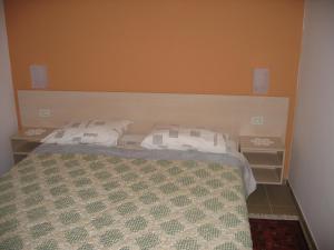 塔尔Apartments Mediteraneo的一间卧室配有一张带两个白色枕头的床