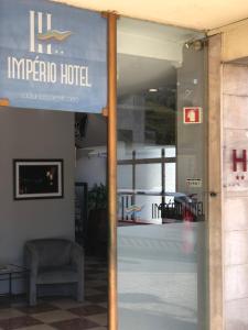 比索达雷加因佩里奥酒店的大楼中临时旅馆的一个标志