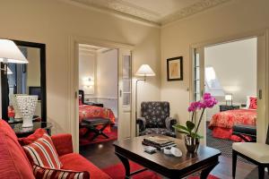 巴黎开普勒酒店的一间带红色沙发的客厅和一间卧室