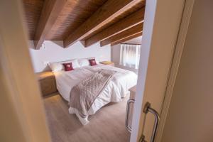 阿尔巴拉辛Senda del Cabrerizo的一间卧室配有带白色床单和红色枕头的床。