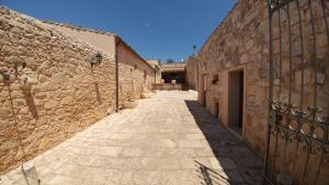 栋纳富加塔Agriturismo Al Casale的老石头建筑中的一条小巷