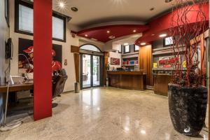 马拉内罗星球酒店的餐厅的大堂,有红墙