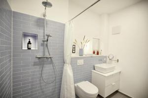 费马恩Villa Azure I的带淋浴、卫生间和盥洗盆的浴室