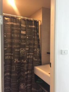 Ban Bang Toei (1)nest condo的浴室设有淋浴帘,上面写着