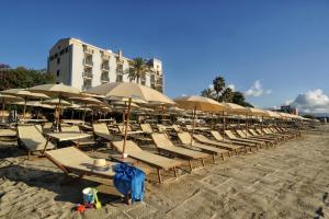萨沃纳梅尔酒店的海滩上的一排椅子和遮阳伞