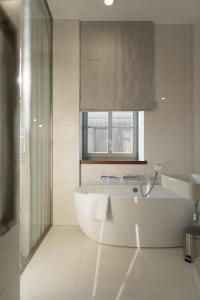 肯普诺Kempen的白色的浴室设有浴缸和水槽。