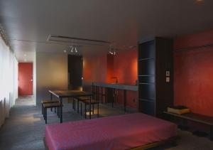 京都Malda Kyoto的一间设有床和桌子的房间和一间酒吧