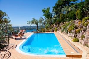 加尔多内-里维耶拉Villa Panorama Residence的享有水景的游泳池