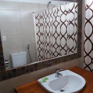 塔夸伦博La Araucana的一间带水槽和镜子的浴室