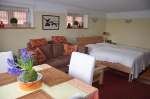 布隆天空和花园公寓酒店的客厅配有沙发和1张床