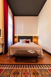 布达佩斯鲁姆布达佩斯度假的一间卧室配有一张大床和红色窗帘