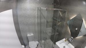 维拉摩拉T3 Vilamoura的带淋浴、卫生间和盥洗盆的浴室